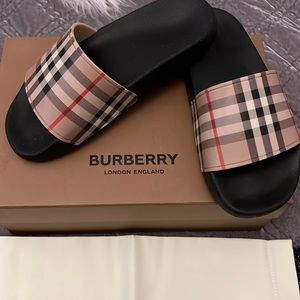 Burberry FURLEY L CHECK come with box and dust bag.
